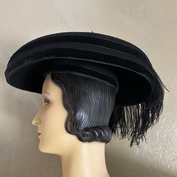 SHOWSTOPPER 1980s\' DESIGNER BLACK FELT CARTWHEEL HAT + LARGE OSTRICH FEATHER main image 10